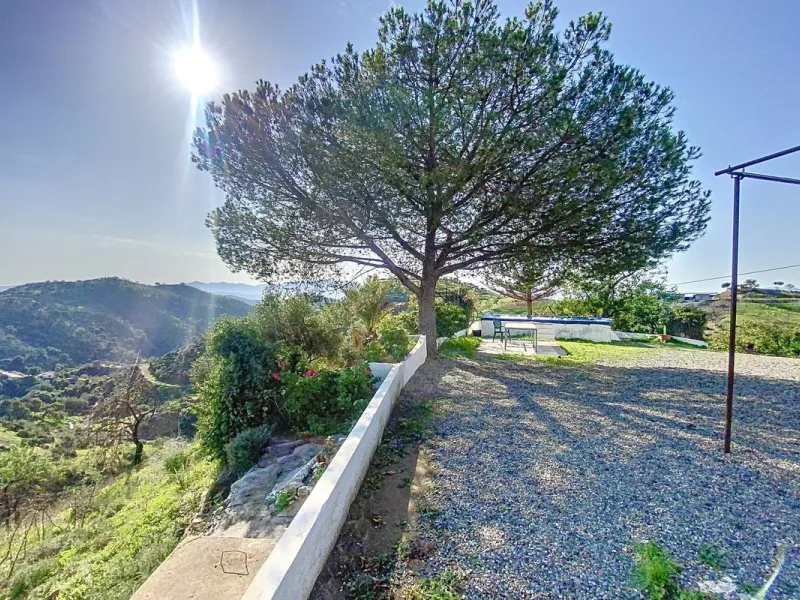 For sale: a characterful and authentic Spanish finca just 15 minutes from the lively village of Pizarra, right in the heart of Andalusia. This unique property boasts an impressive 63,766 m² of private land and features two fully independent homes — ideal 