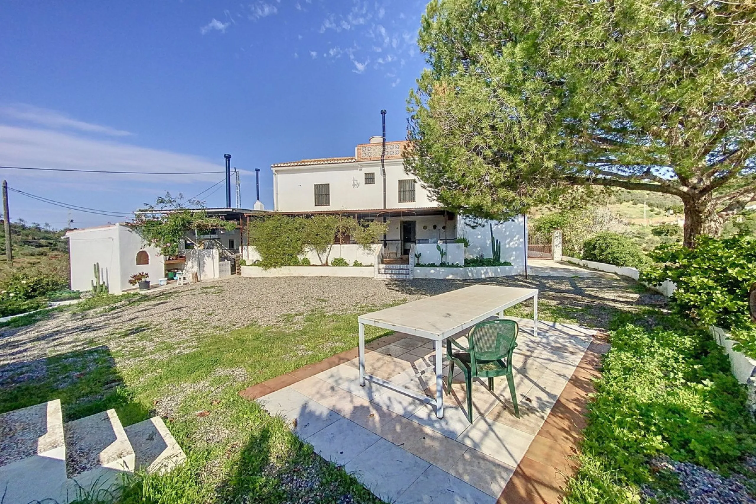 For sale: a characterful and authentic Spanish finca just 15 minutes from the lively village of Pizarra, right in the heart of Andalusia. This unique property boasts an impressive 63,766 m² of private land and features two fully independent homes — ideal 
