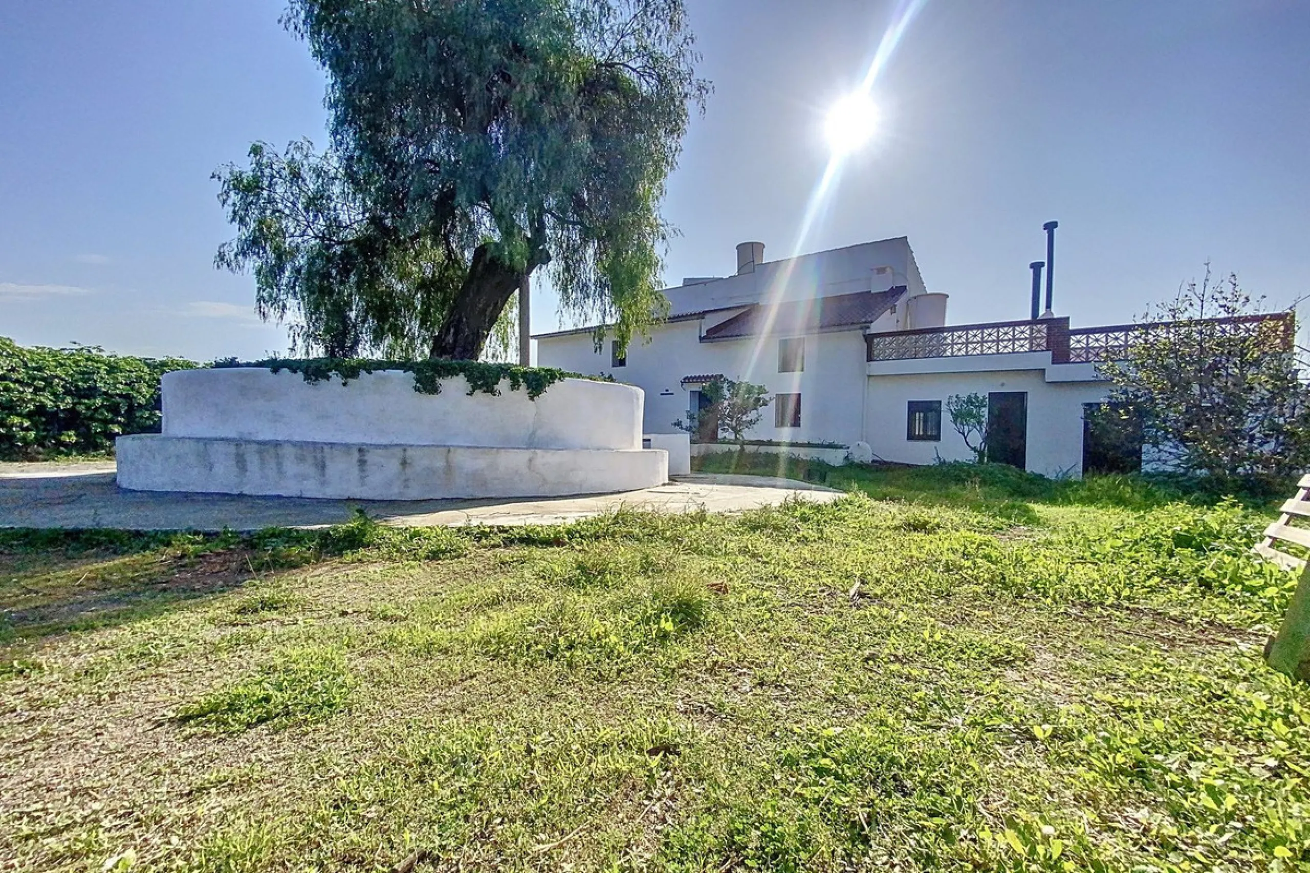 For sale: a characterful and authentic Spanish finca just 15 minutes from the lively village of Pizarra, right in the heart of Andalusia. This unique property boasts an impressive 63,766 m² of private land and features two fully independent homes — ideal 