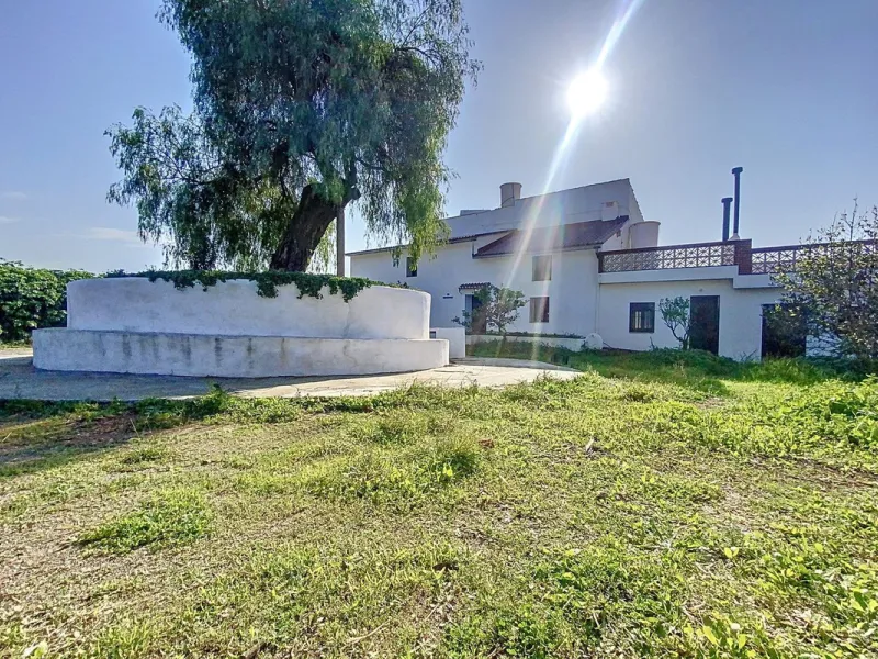 For sale: a characterful and authentic Spanish finca just 15 minutes from the lively village of Pizarra, right in the heart of Andalusia. This unique property boasts an impressive 63,766 m² of private land and features two fully independent homes — ideal 