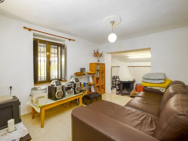 For sale: a characterful and authentic Spanish finca just 15 minutes from the lively village of Pizarra, right in the heart of Andalusia. This unique property boasts an impressive 63,766 m² of private land and features two fully independent homes — ideal 