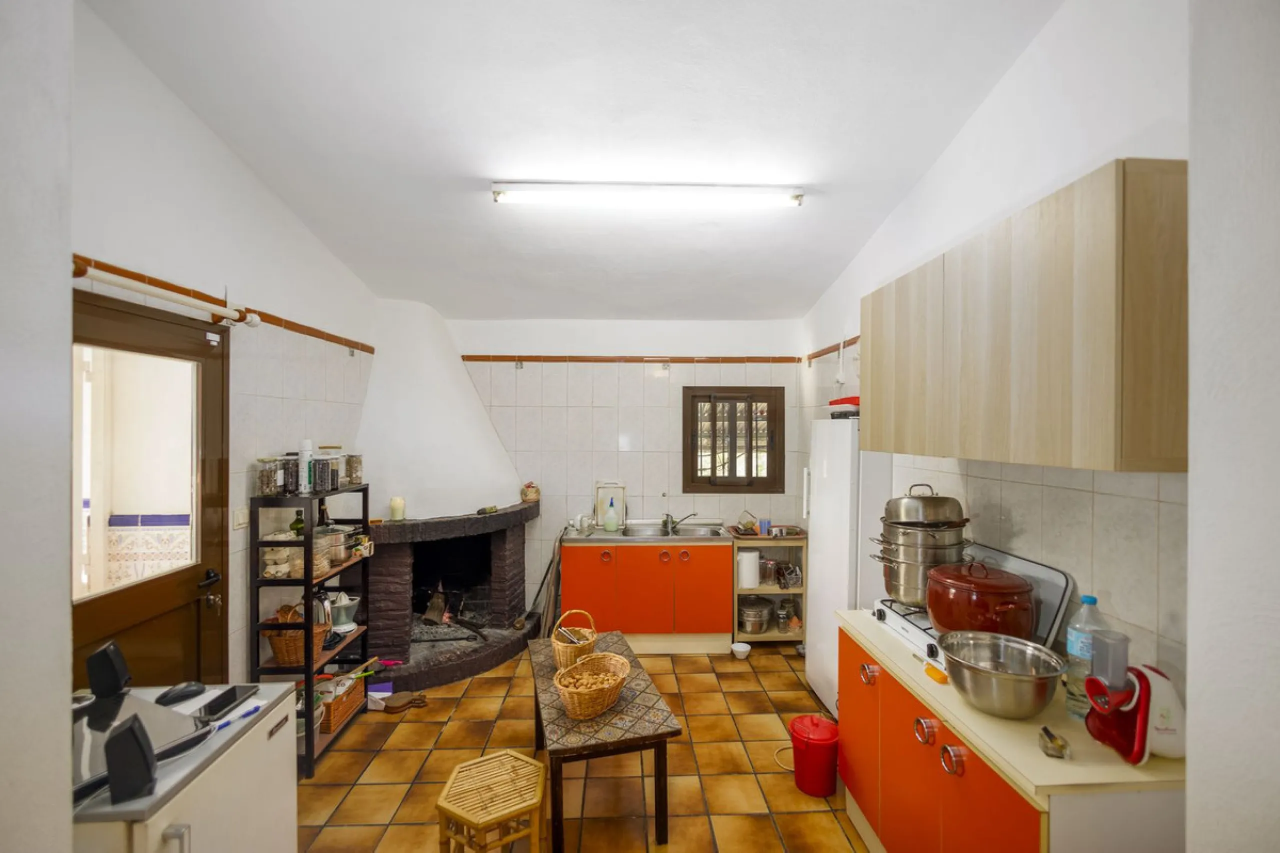 For sale: a characterful and authentic Spanish finca just 15 minutes from the lively village of Pizarra, right in the heart of Andalusia. This unique property boasts an impressive 63,766 m² of private land and features two fully independent homes — ideal 
