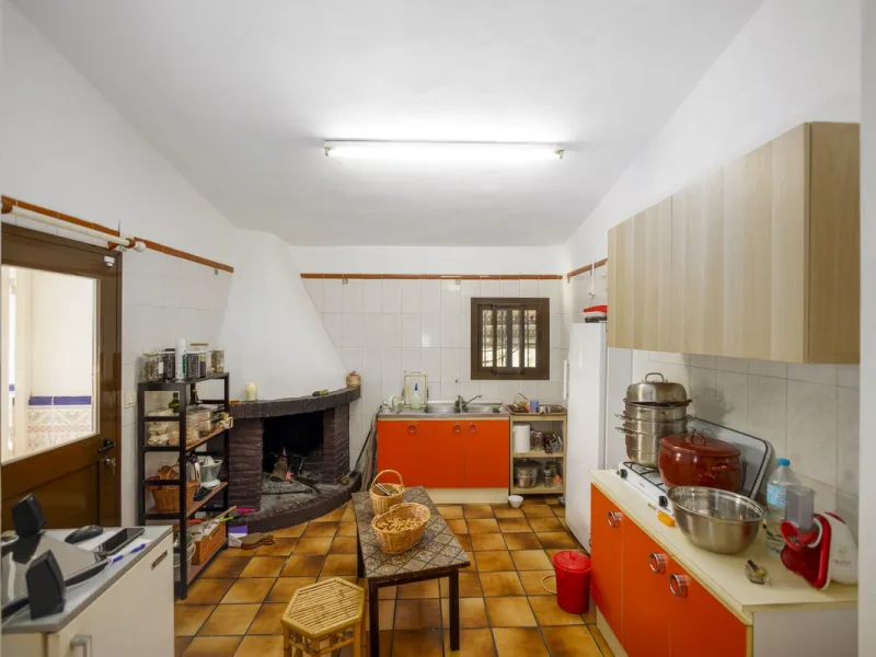 For sale: a characterful and authentic Spanish finca just 15 minutes from the lively village of Pizarra, right in the heart of Andalusia. This unique property boasts an impressive 63,766 m² of private land and features two fully independent homes — ideal 