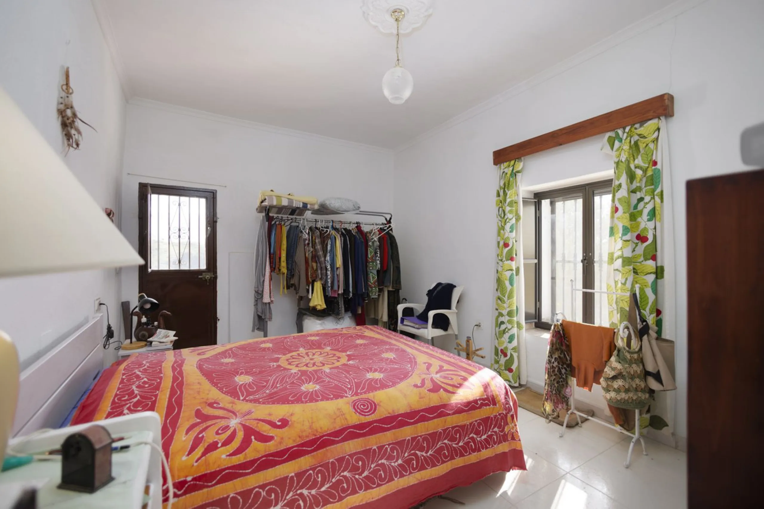 For sale: a characterful and authentic Spanish finca just 15 minutes from the lively village of Pizarra, right in the heart of Andalusia. This unique property boasts an impressive 63,766 m² of private land and features two fully independent homes — ideal 
