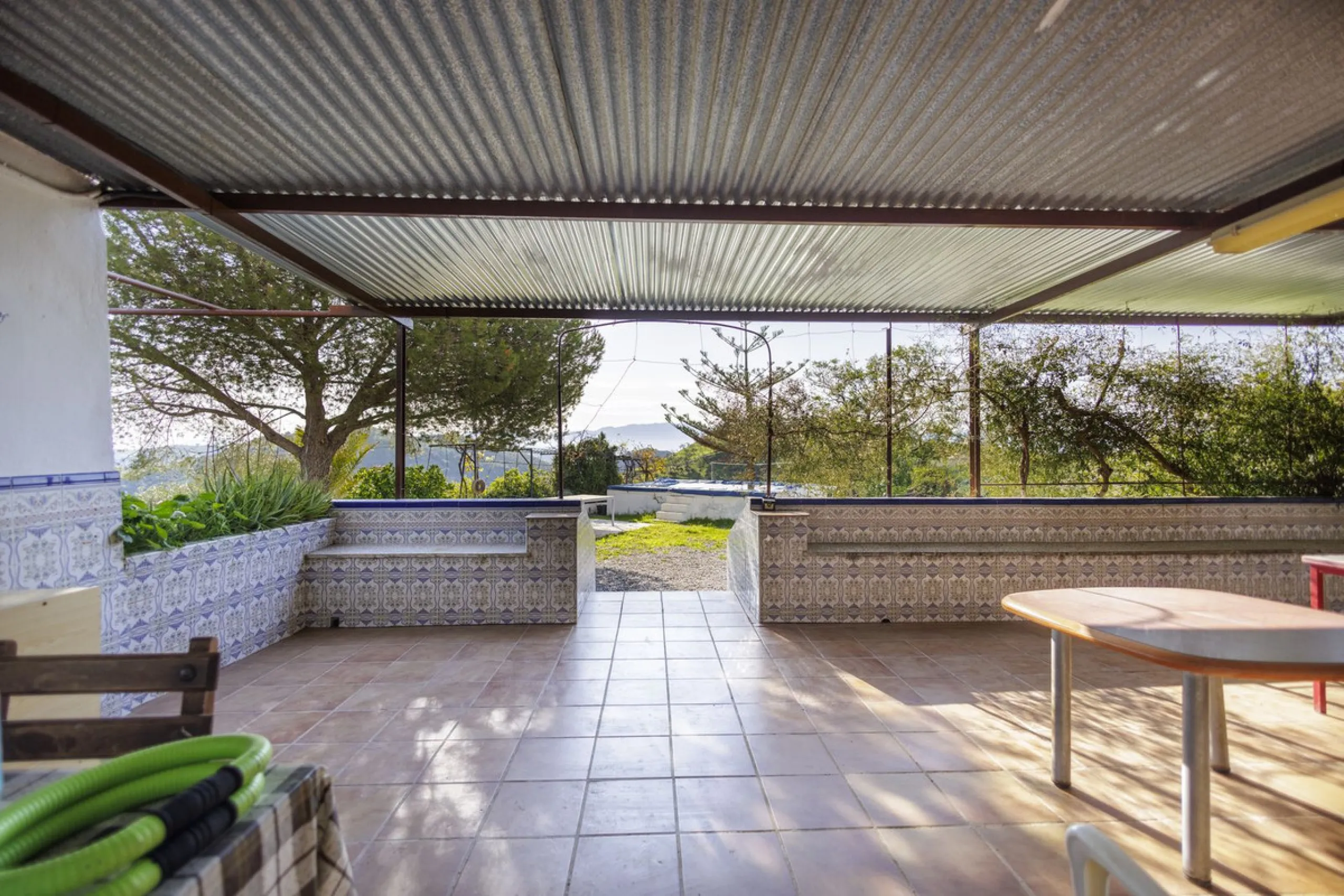 For sale: a characterful and authentic Spanish finca just 15 minutes from the lively village of Pizarra, right in the heart of Andalusia. This unique property boasts an impressive 63,766 m² of private land and features two fully independent homes — ideal 