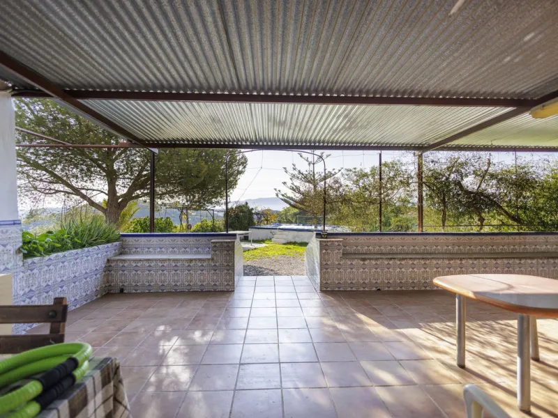 For sale: a characterful and authentic Spanish finca just 15 minutes from the lively village of Pizarra, right in the heart of Andalusia. This unique property boasts an impressive 63,766 m² of private land and features two fully independent homes — ideal 