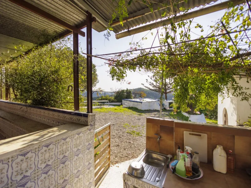 For sale: a characterful and authentic Spanish finca just 15 minutes from the lively village of Pizarra, right in the heart of Andalusia. This unique property boasts an impressive 63,766 m² of private land and features two fully independent homes — ideal 
