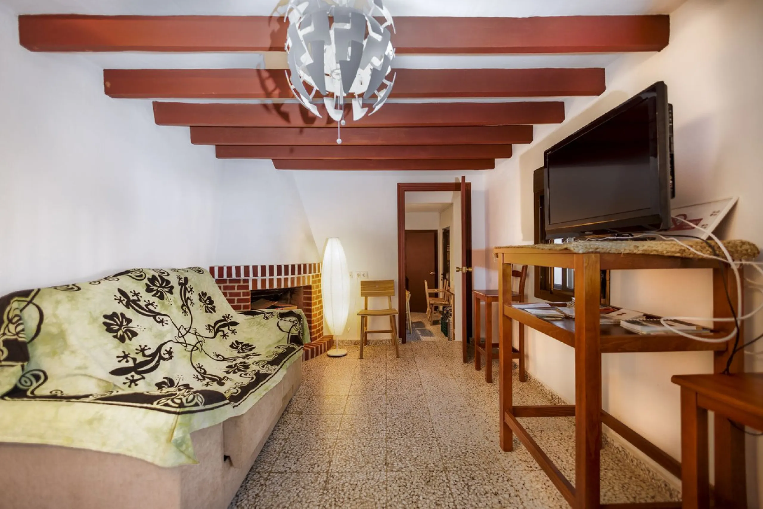 For sale: a characterful and authentic Spanish finca just 15 minutes from the lively village of Pizarra, right in the heart of Andalusia. This unique property boasts an impressive 63,766 m² of private land and features two fully independent homes — ideal 