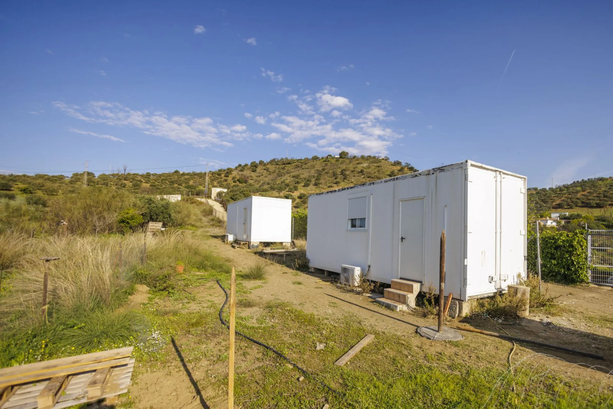For sale: a characterful and authentic Spanish finca just 15 minutes from the lively village of Pizarra, right in the heart of Andalusia. This unique property boasts an impressive 63,766 m² of private land and features two fully independent homes — ideal 