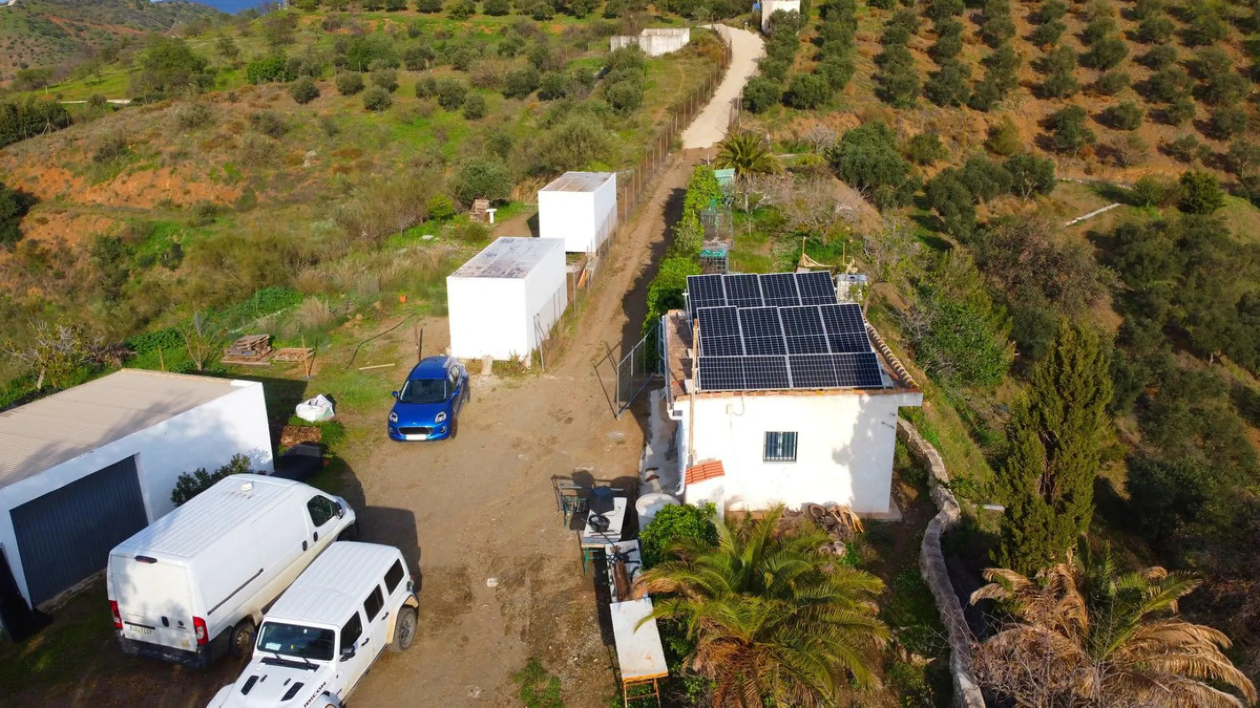 For sale: a characterful and authentic Spanish finca just 15 minutes from the lively village of Pizarra, right in the heart of Andalusia. This unique property boasts an impressive 63,766 m² of private land and features two fully independent homes — ideal 