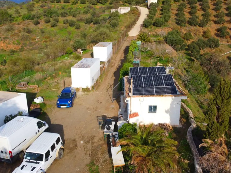 For sale: a characterful and authentic Spanish finca just 15 minutes from the lively village of Pizarra, right in the heart of Andalusia. This unique property boasts an impressive 63,766 m² of private land and features two fully independent homes — ideal 