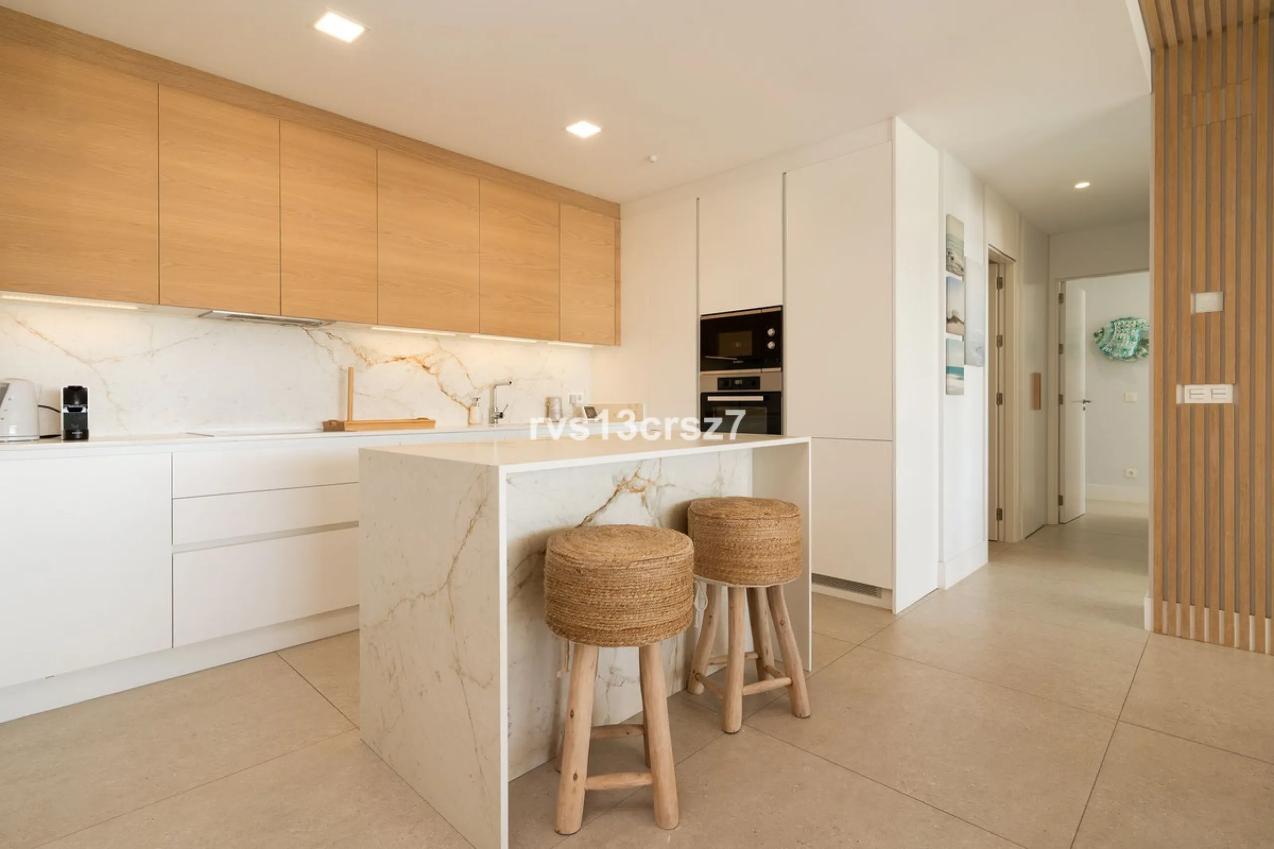 Apartment - Middle Floor Apartment в продаже в Benahavís, Málaga. В доме 2 спален и 2 ванных комнат. Площадь дома 112 м². Площадь участка 92 м²