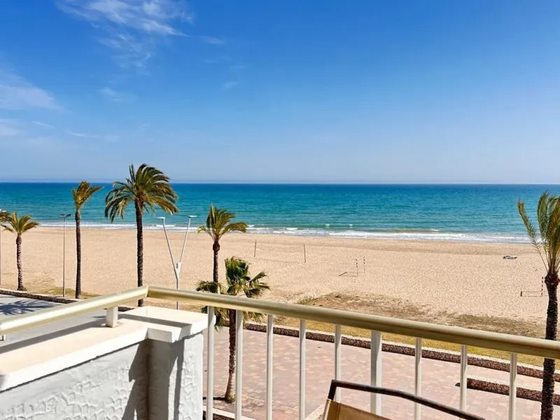 Frontline sea view apartment in Segur de Calafell