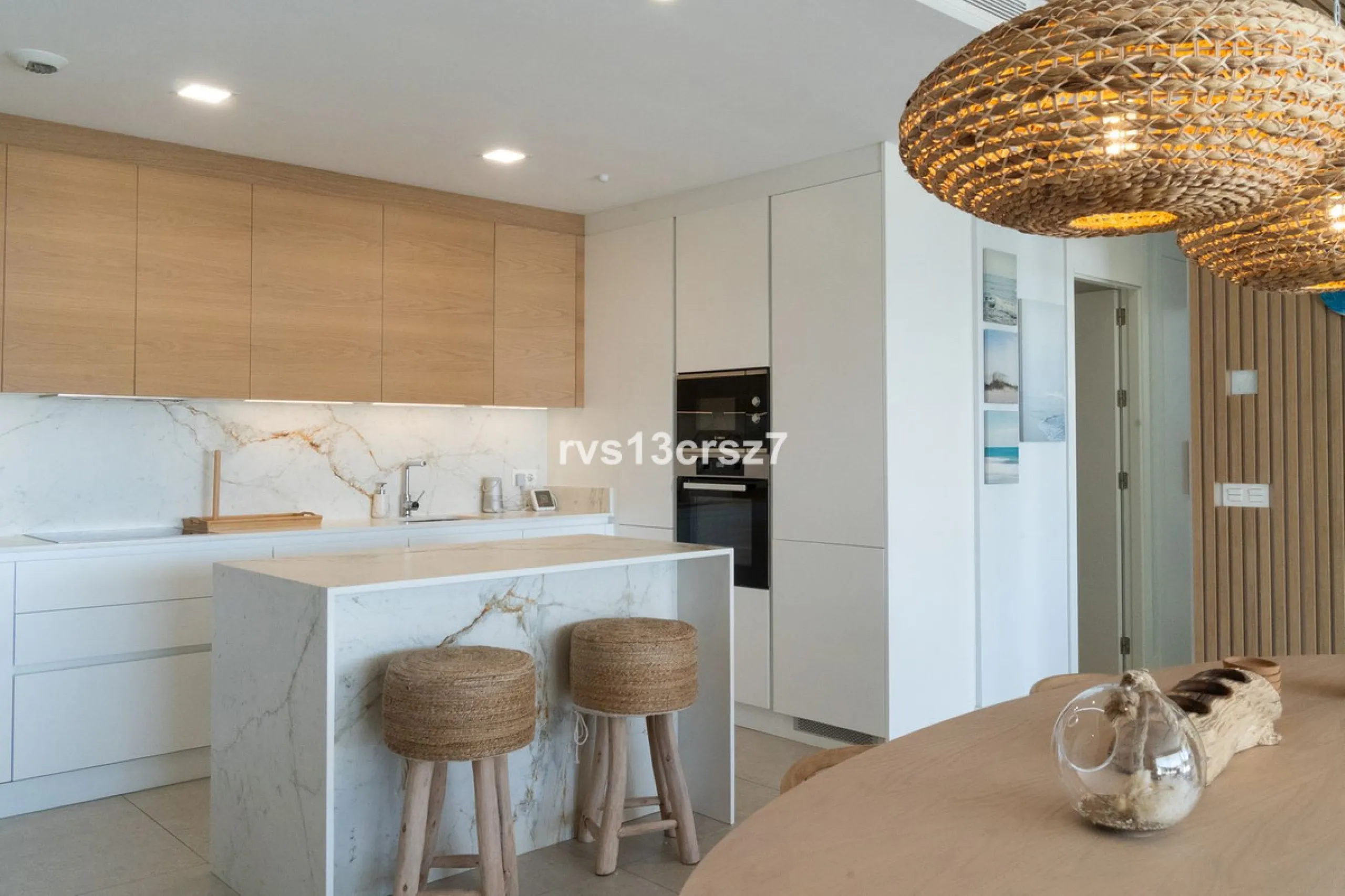 Apartment - Middle Floor Apartment в продаже в Benahavís, Málaga. В доме 2 спален и 2 ванных комнат. Площадь дома 112 м². Площадь участка 92 м²