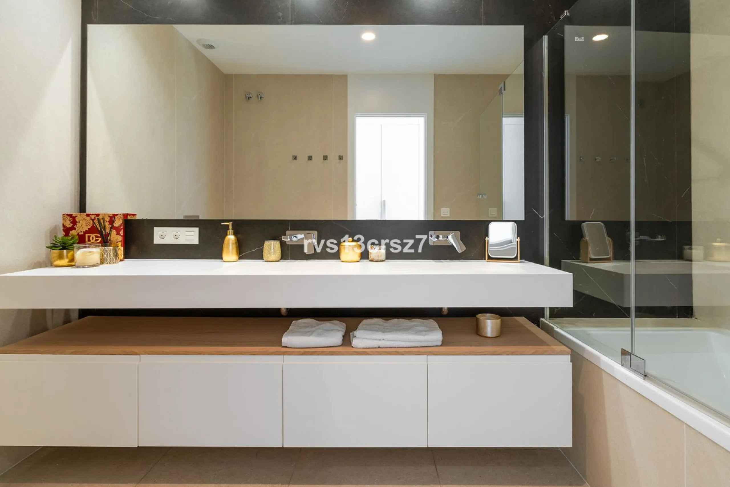 Apartment - Middle Floor Apartment в продаже в Benahavís, Málaga. В доме 2 спален и 2 ванных комнат. Площадь дома 112 м². Площадь участка 92 м²