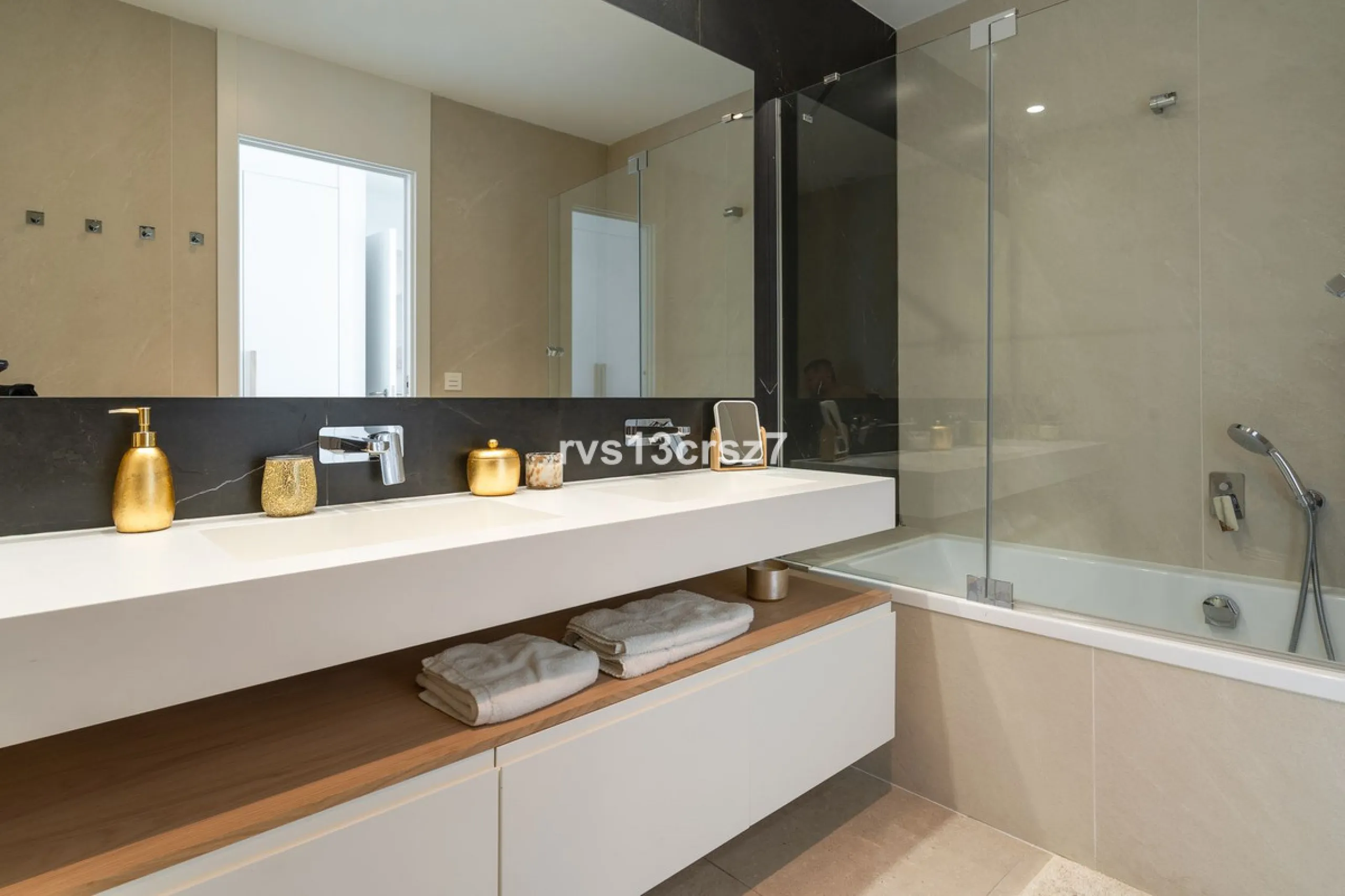 Apartment - Middle Floor Apartment в продаже в Benahavís, Málaga. В доме 2 спален и 2 ванных комнат. Площадь дома 112 м². Площадь участка 92 м²
