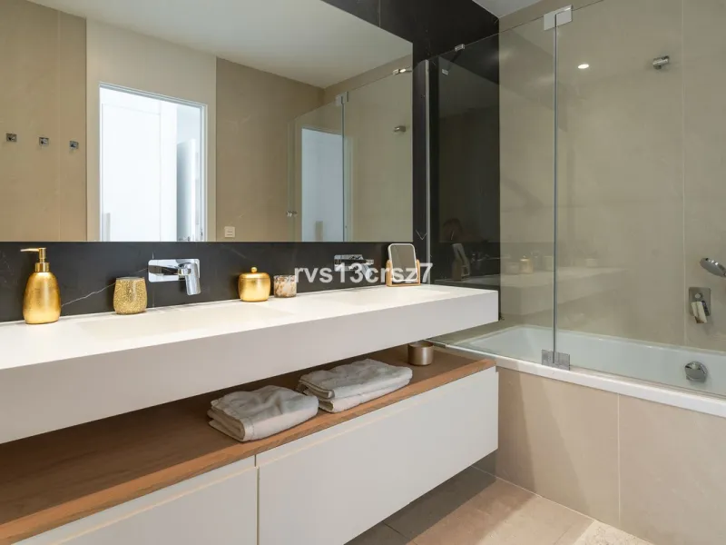 Apartment - Middle Floor Apartment в продаже в Benahavís, Málaga. В доме 2 спален и 2 ванных комнат. Площадь дома 112 м². Площадь участка 92 м²