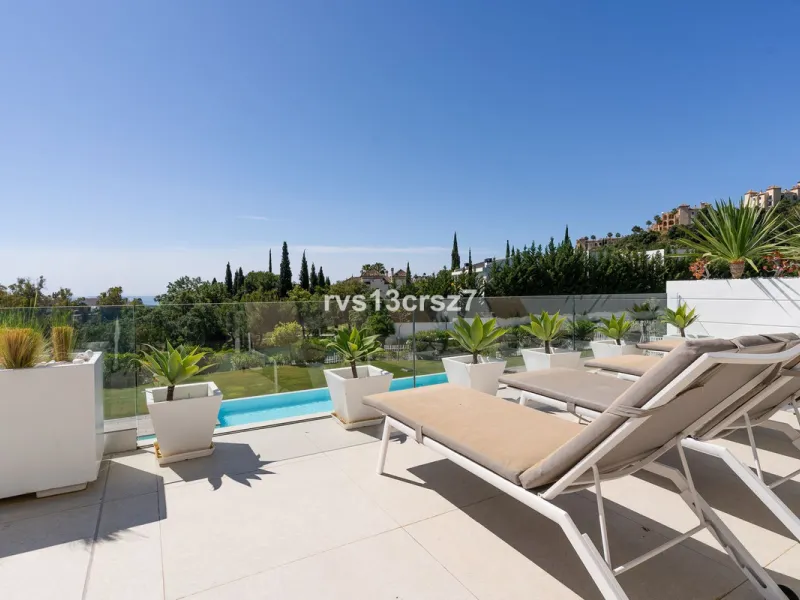 Apartment - Middle Floor Apartment в продаже в Benahavís, Málaga. В доме 2 спален и 2 ванных комнат. Площадь дома 112 м². Площадь участка 92 м²