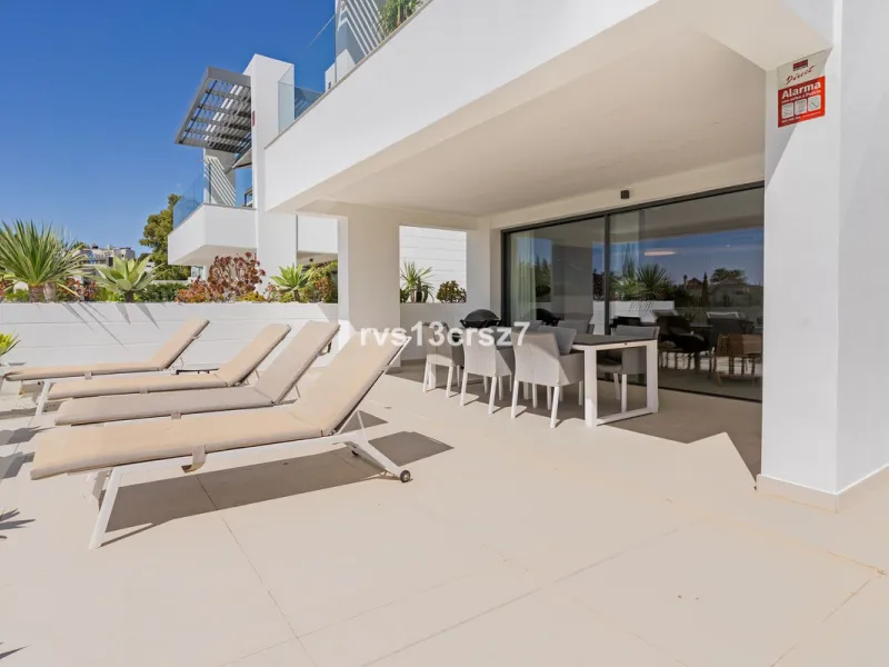 Apartment - Middle Floor Apartment в продаже в Benahavís, Málaga. В доме 2 спален и 2 ванных комнат. Площадь дома 112 м². Площадь участка 92 м²