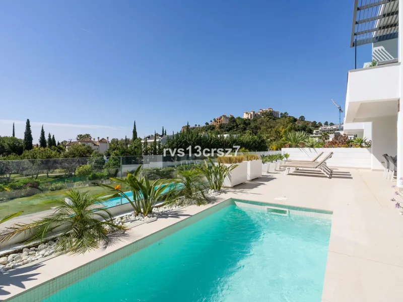 Apartment - Middle Floor Apartment в продаже в Benahavís, Málaga. В доме 2 спален и 2 ванных комнат. Площадь дома 112 м². Площадь участка 92 м²