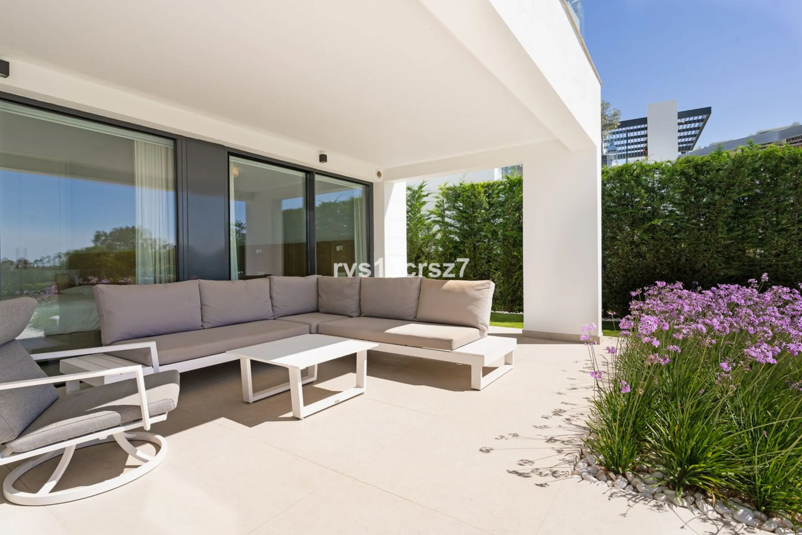 Apartment - Middle Floor Apartment в продаже в Benahavís, Málaga. В доме 2 спален и 2 ванных комнат. Площадь дома 112 м². Площадь участка 92 м²