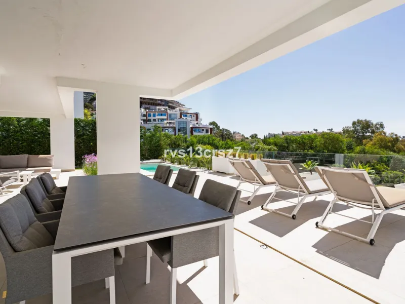Apartment - Middle Floor Apartment в продаже в Benahavís, Málaga. В доме 2 спален и 2 ванных комнат. Площадь дома 112 м². Площадь участка 92 м²