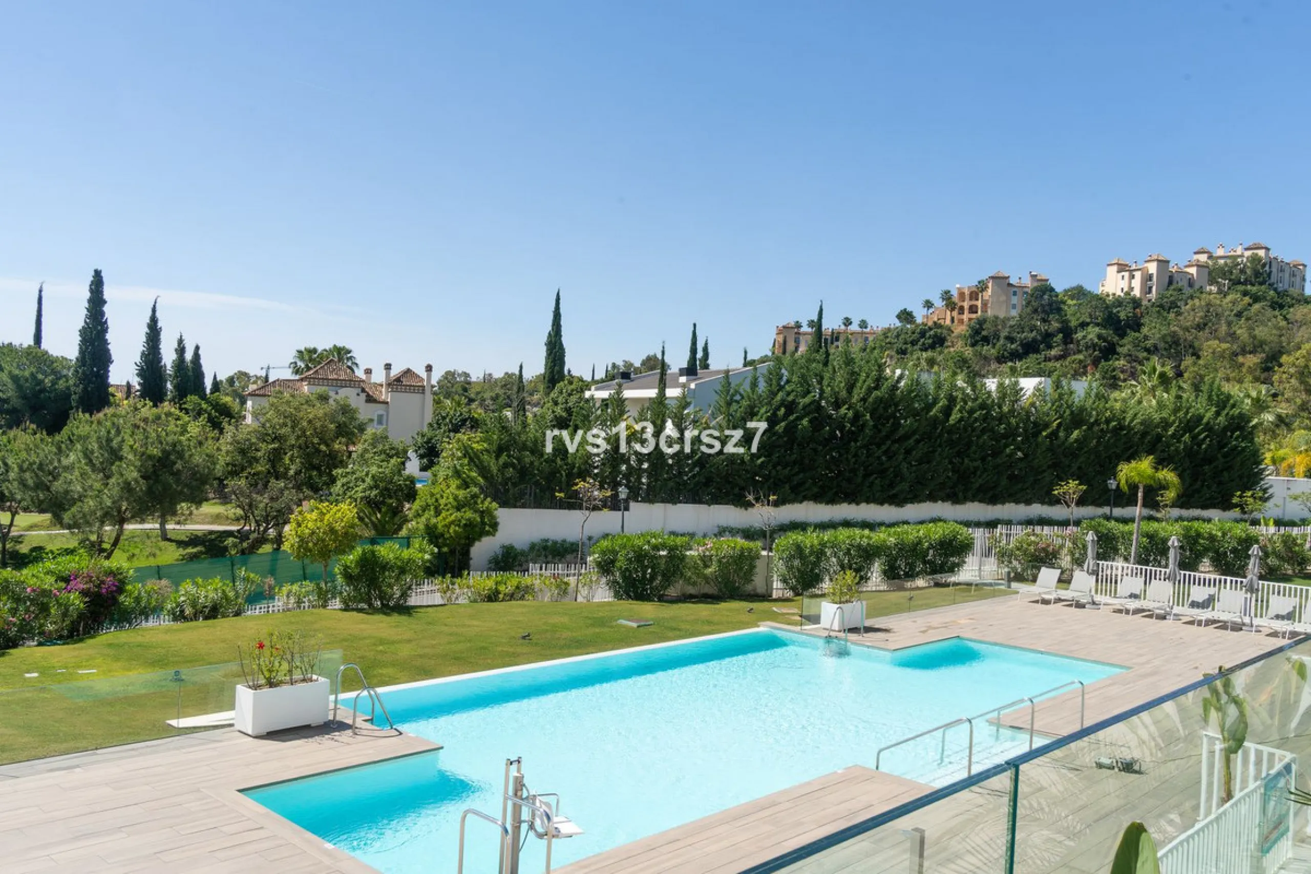 Apartment - Middle Floor Apartment в продаже в Benahavís, Málaga. В доме 2 спален и 2 ванных комнат. Площадь дома 112 м². Площадь участка 92 м²