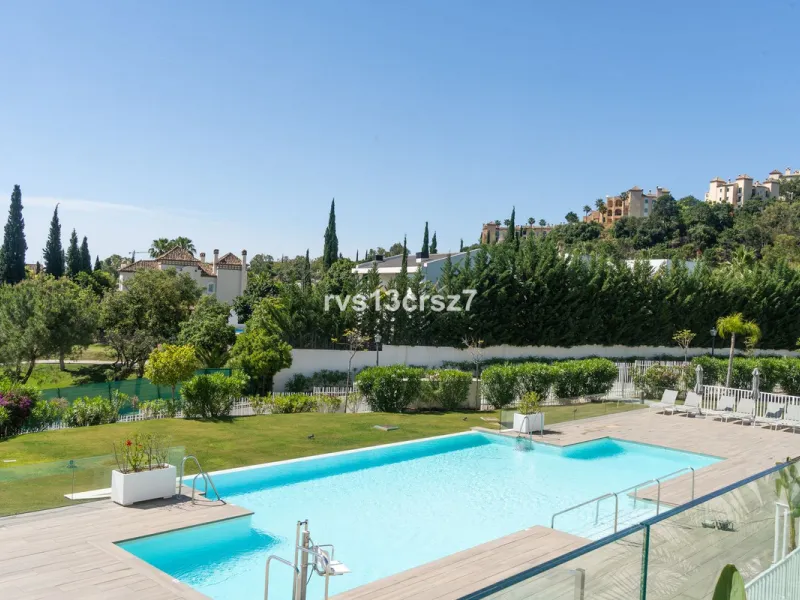 Apartment - Middle Floor Apartment в продаже в Benahavís, Málaga. В доме 2 спален и 2 ванных комнат. Площадь дома 112 м². Площадь участка 92 м²