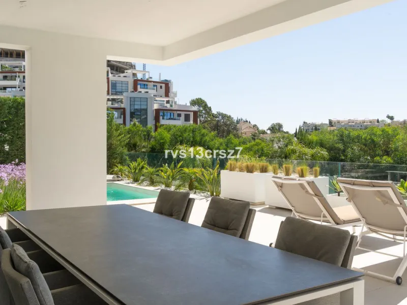 Apartment - Middle Floor Apartment в продаже в Benahavís, Málaga. В доме 2 спален и 2 ванных комнат. Площадь дома 112 м². Площадь участка 92 м²