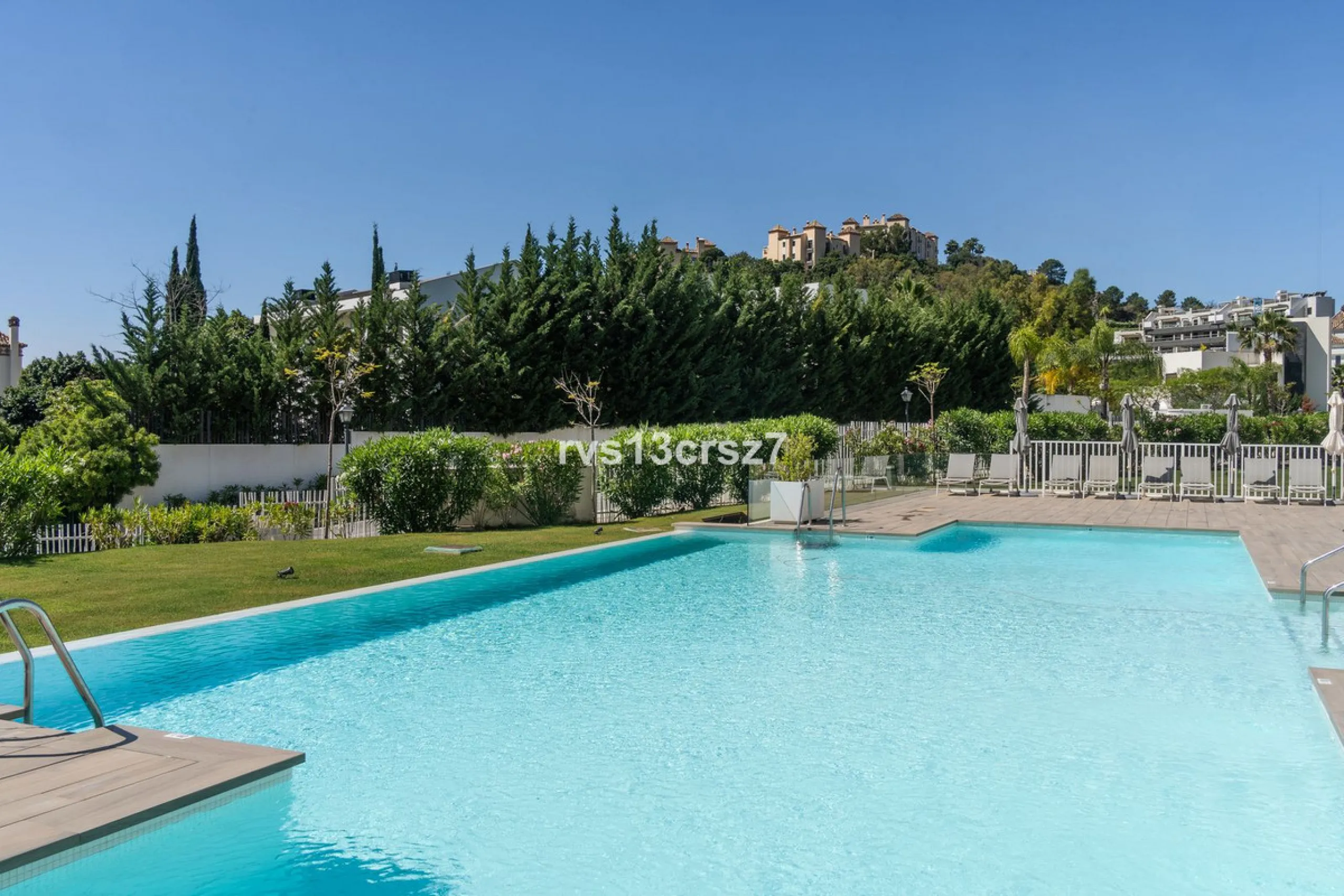 Apartment - Middle Floor Apartment в продаже в Benahavís, Málaga. В доме 2 спален и 2 ванных комнат. Площадь дома 112 м². Площадь участка 92 м²