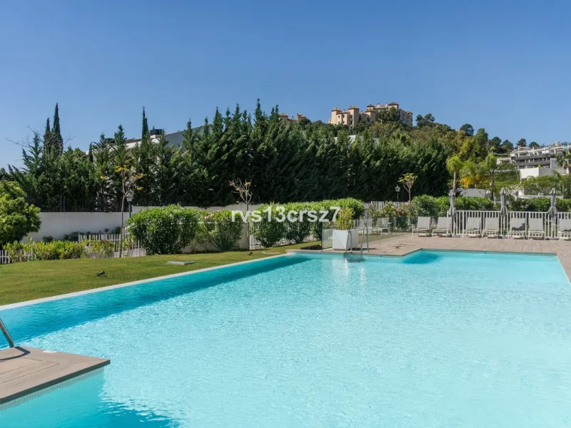 Apartment - Middle Floor Apartment в продаже в Benahavís, Málaga. В доме 2 спален и 2 ванных комнат. Площадь дома 112 м². Площадь участка 92 м²