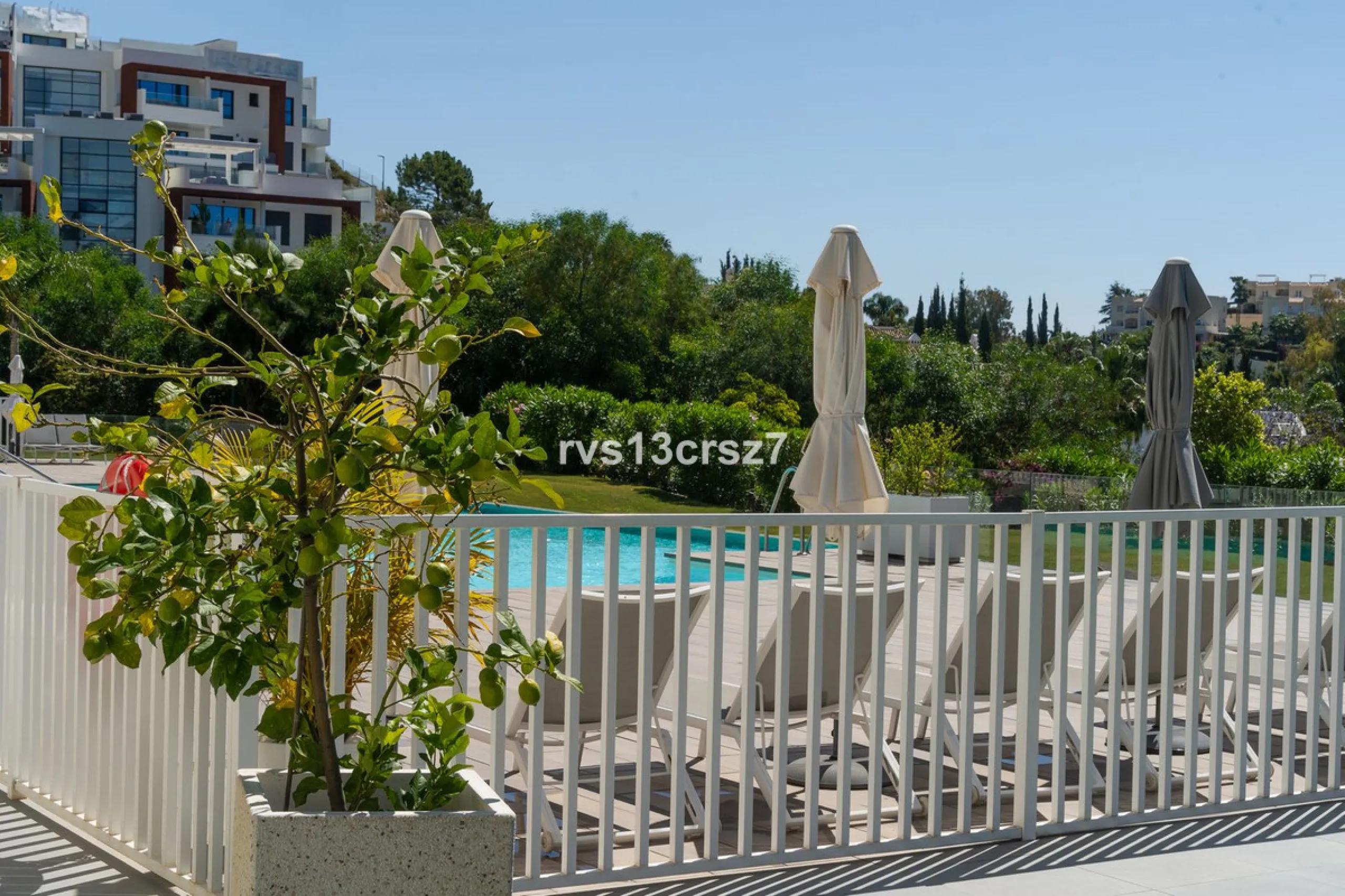 Apartment - Middle Floor Apartment в продаже в Benahavís, Málaga. В доме 2 спален и 2 ванных комнат. Площадь дома 112 м². Площадь участка 92 м²