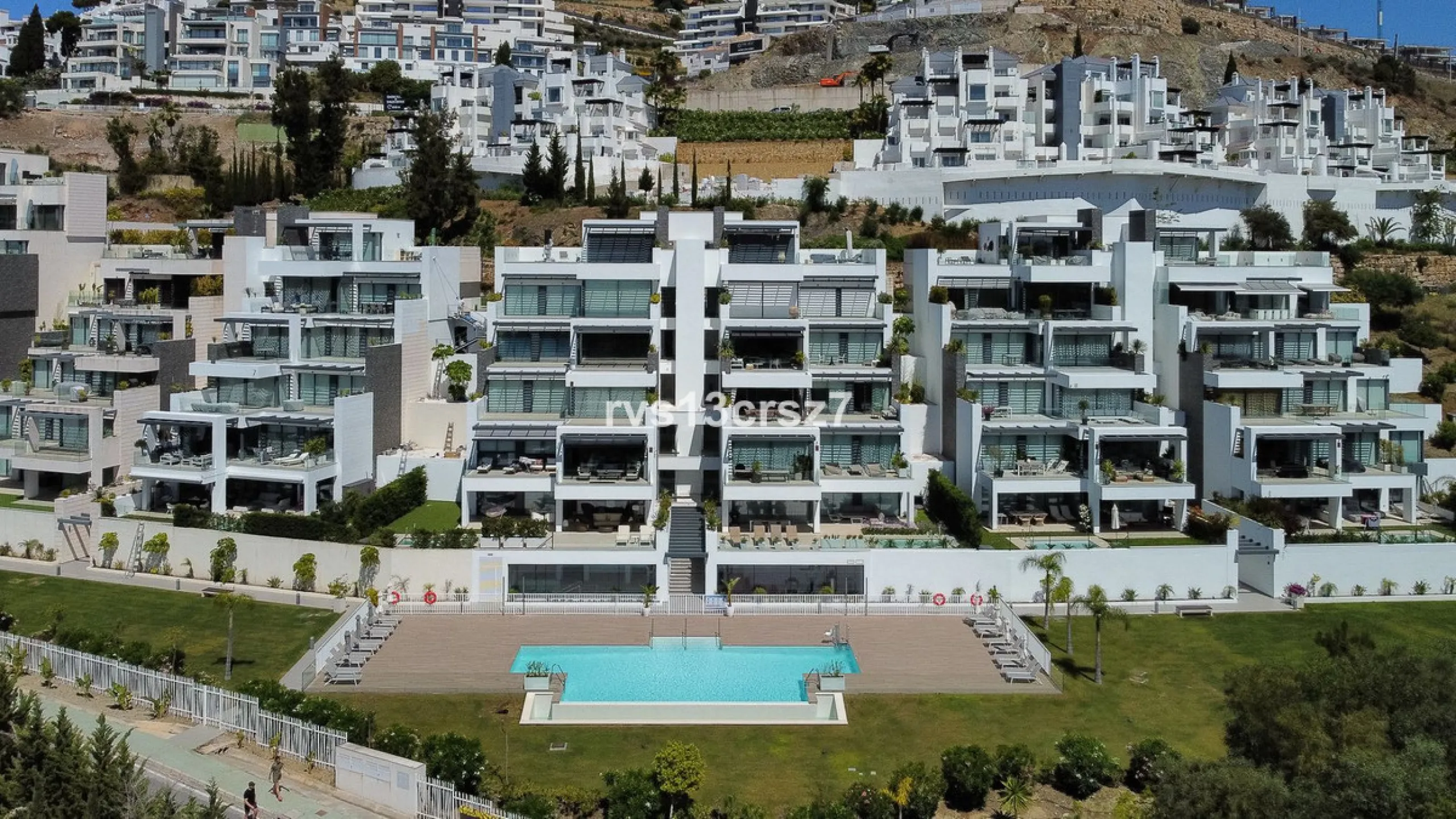 Apartment - Middle Floor Apartment в продаже в Benahavís, Málaga. В доме 2 спален и 2 ванных комнат. Площадь дома 112 м². Площадь участка 92 м²