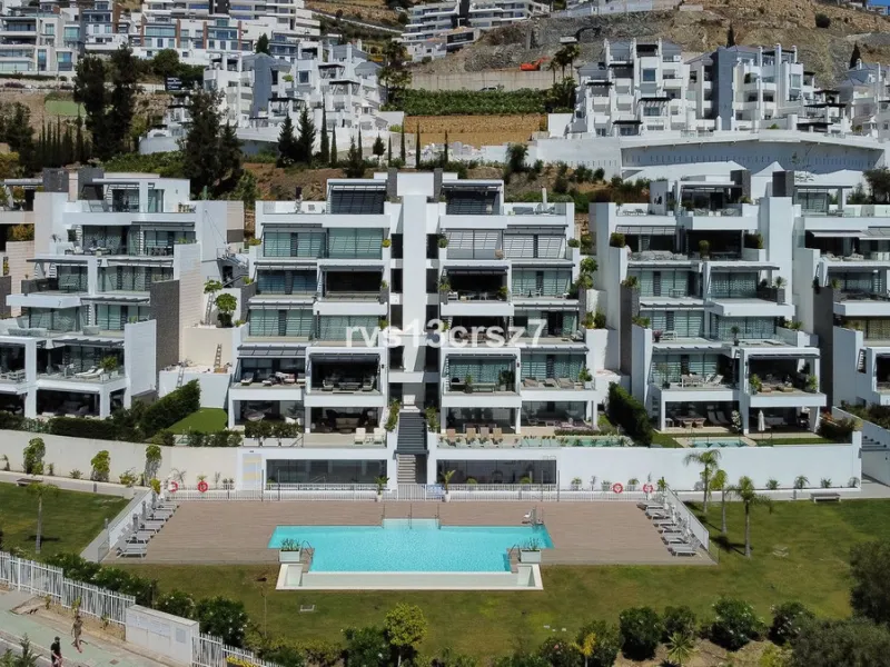 Apartment - Middle Floor Apartment в продаже в Benahavís, Málaga. В доме 2 спален и 2 ванных комнат. Площадь дома 112 м². Площадь участка 92 м²