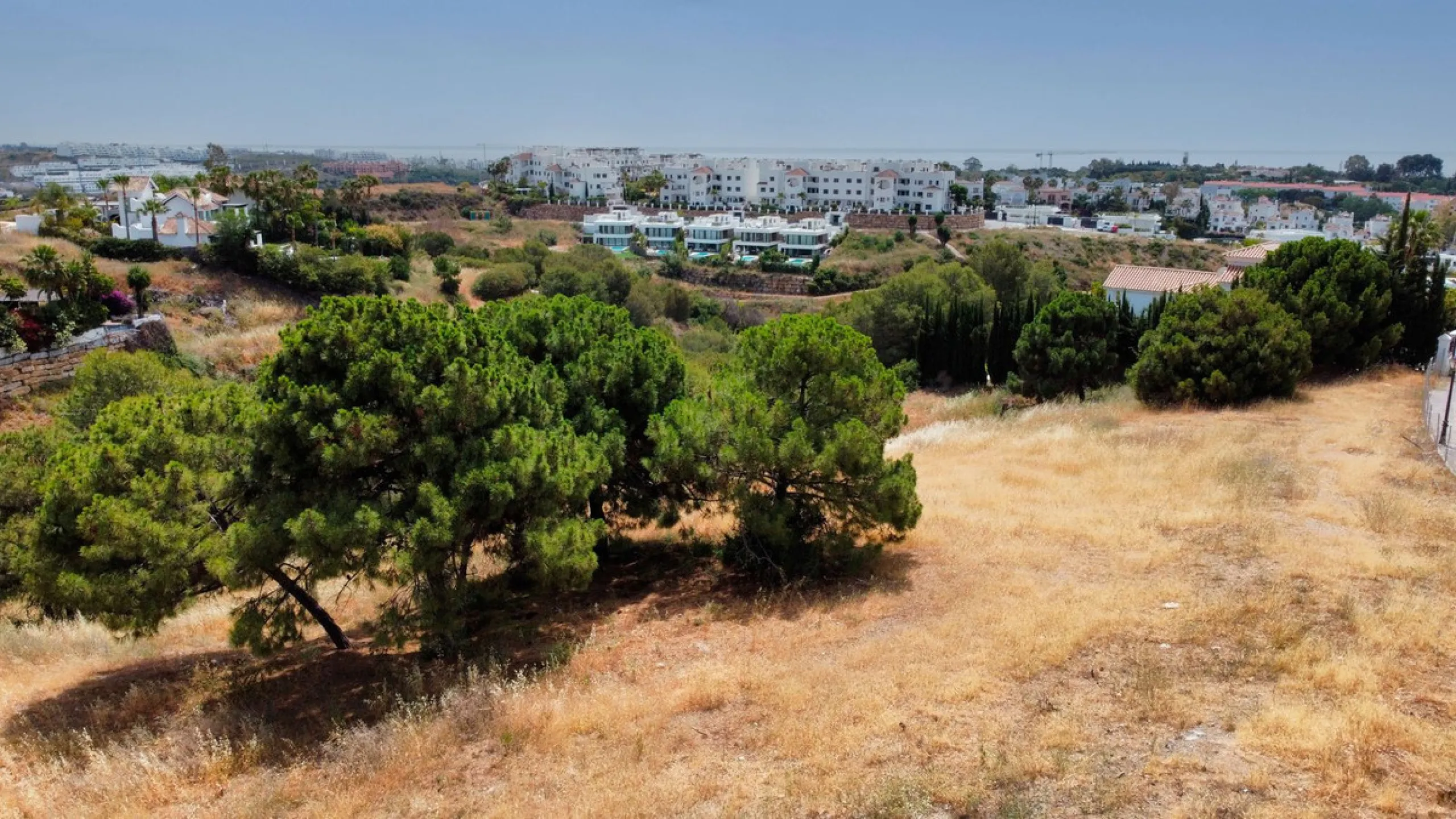 Plot on the front line of La Resina Golf course, within the urbanization. Halfway between Marbella and Estepona, a perfect residential area to escape from the hustle and bustle, but having everything within a 10 minutes drive. Perfect to build a family vi