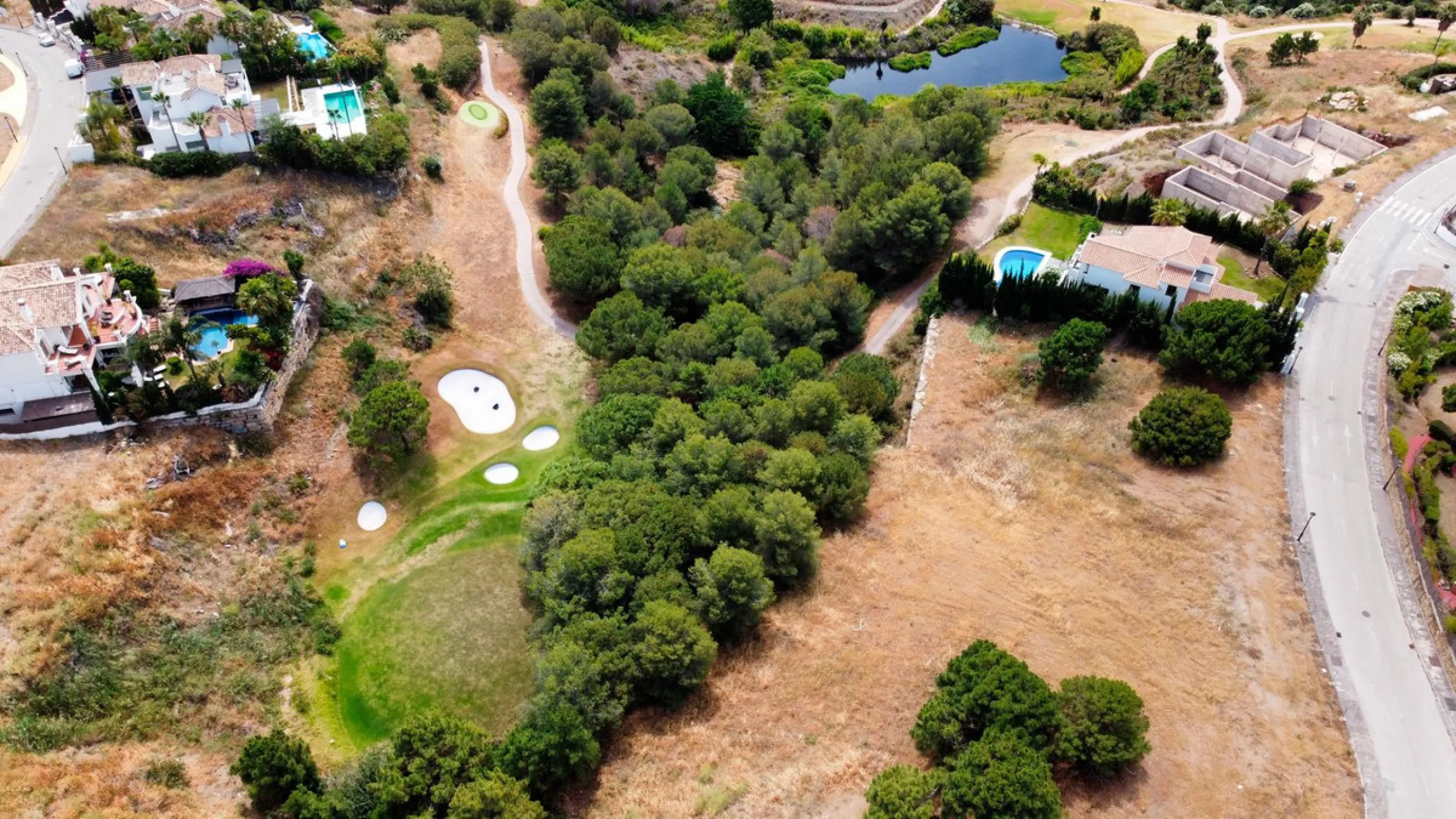 Plot on the front line of La Resina Golf course, within the urbanization. Halfway between Marbella and Estepona, a perfect residential area to escape from the hustle and bustle, but having everything within a 10 minutes drive. Perfect to build a family vi