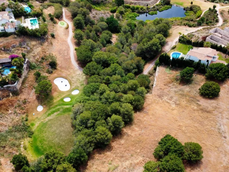 Plot on the front line of La Resina Golf course, within the urbanization. Halfway between Marbella and Estepona, a perfect residential area to escape from the hustle and bustle, but having everything within a 10 minutes drive. Perfect to build a family vi
