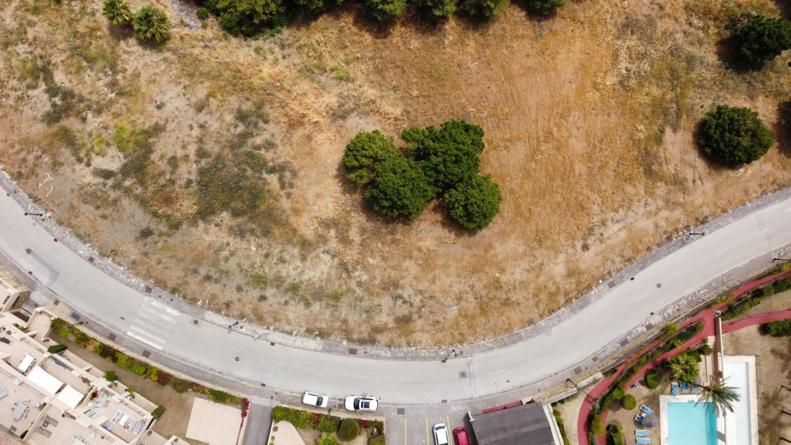 Plot on the front line of La Resina Golf course, within the urbanization. Halfway between Marbella and Estepona, a perfect residential area to escape from the hustle and bustle, but having everything within a 10 minutes drive. Perfect to build a family vi