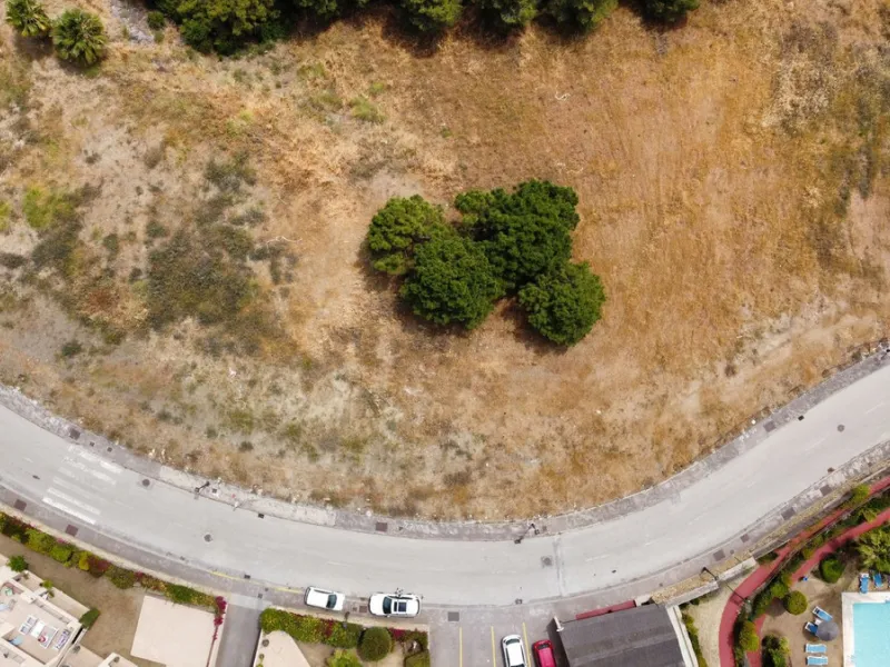 Plot on the front line of La Resina Golf course, within the urbanization. Halfway between Marbella and Estepona, a perfect residential area to escape from the hustle and bustle, but having everything within a 10 minutes drive. Perfect to build a family vi