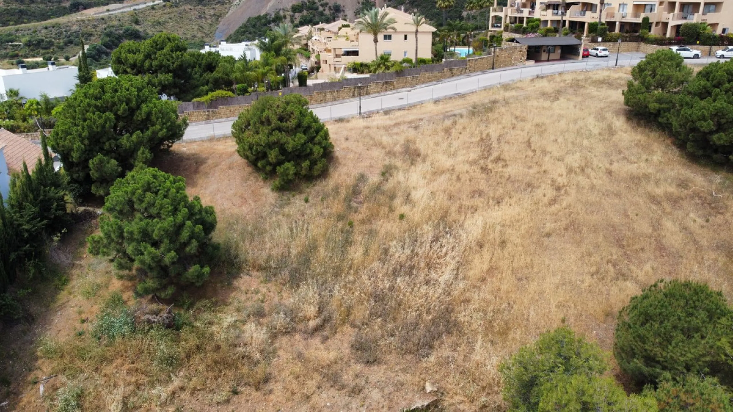 Plot on the front line of La Resina Golf course, within the urbanization. Halfway between Marbella and Estepona, a perfect residential area to escape from the hustle and bustle, but having everything within a 10 minutes drive. Perfect to build a family vi