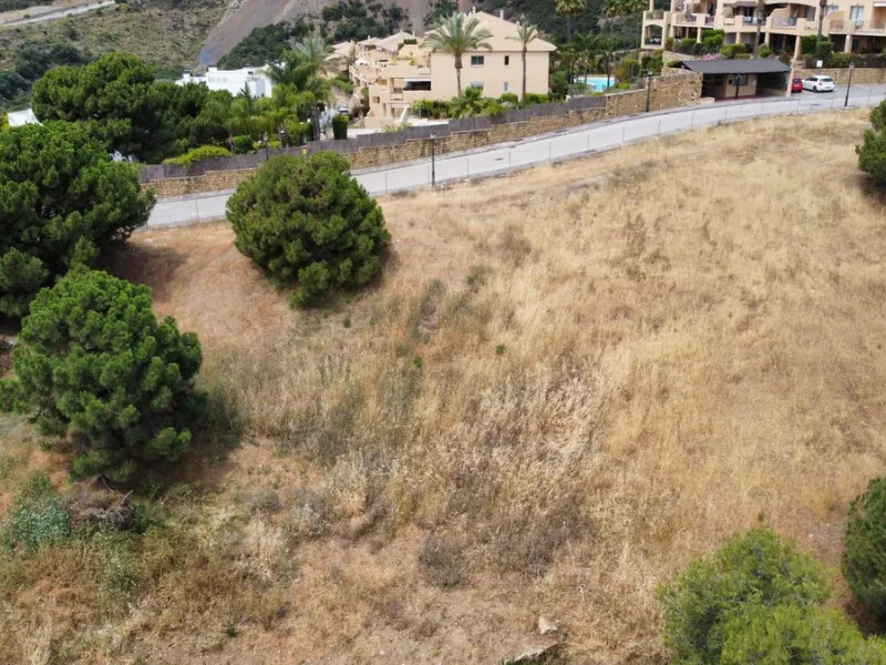 Plot on the front line of La Resina Golf course, within the urbanization. Halfway between Marbella and Estepona, a perfect residential area to escape from the hustle and bustle, but having everything within a 10 minutes drive. Perfect to build a family vi