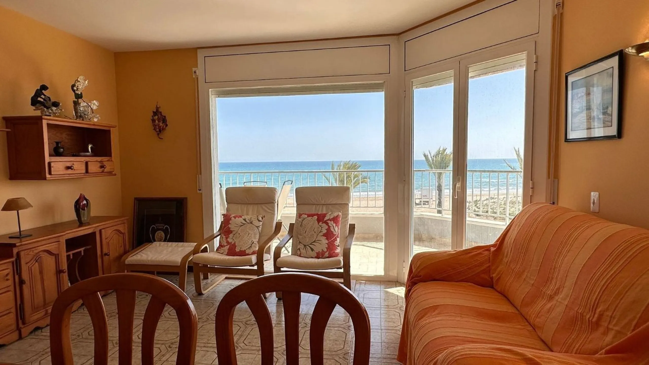 Frontline sea view apartment in Segur de Calafell