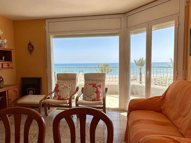 Frontline sea view apartment in Segur de Calafell