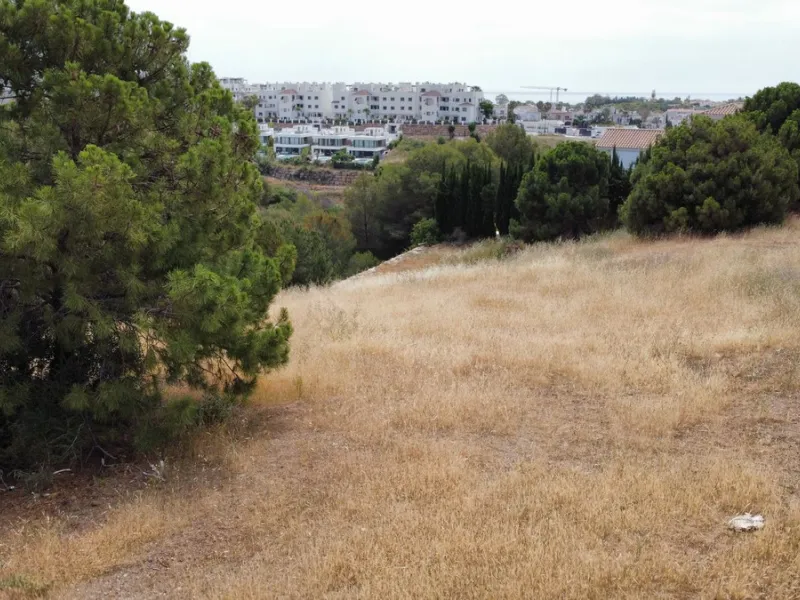 Plot on the front line of La Resina Golf course, within the urbanization. Halfway between Marbella and Estepona, a perfect residential area to escape from the hustle and bustle, but having everything within a 10 minutes drive. Perfect to build a family vi