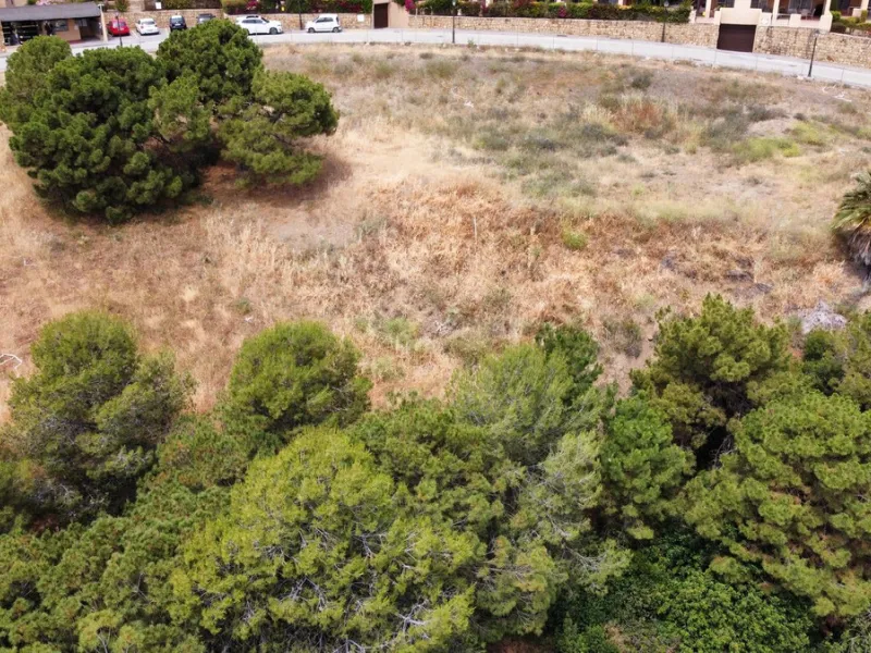Plot on the front line of La Resina Golf course, within the urbanization. Halfway between Marbella and Estepona, a perfect residential area to escape from the hustle and bustle, but having everything within a 10 minutes drive. Perfect to build a family vi