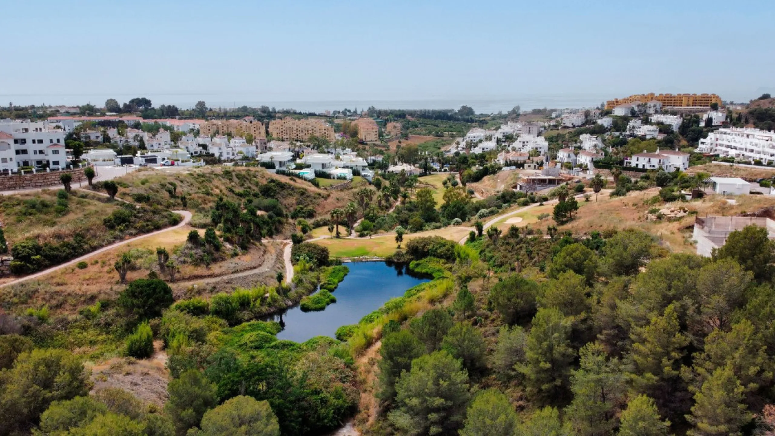 Plot on the front line of La Resina Golf course, within the urbanization. Halfway between Marbella and Estepona, a perfect residential area to escape from the hustle and bustle, but having everything within a 10 minutes drive. Perfect to build a family vi