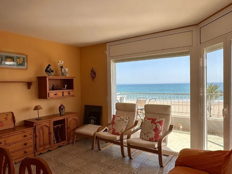 Frontline sea view apartment in Segur de Calafell