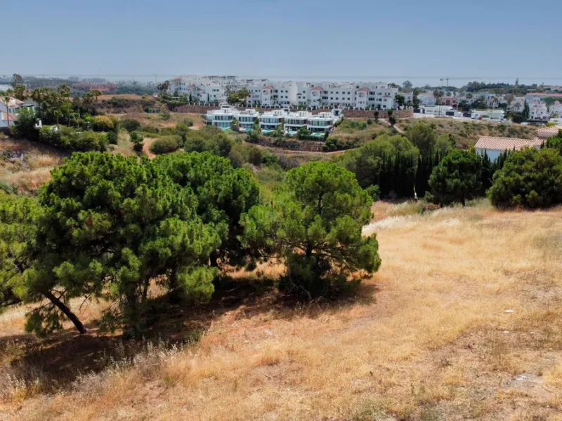 Plot on the front line of La Resina Golf course, within the urbanization. Halfway between Marbella and Estepona, a perfect residential area to escape from the hustle and bustle, but having everything within a 10 minutes drive. Perfect to build a family vi