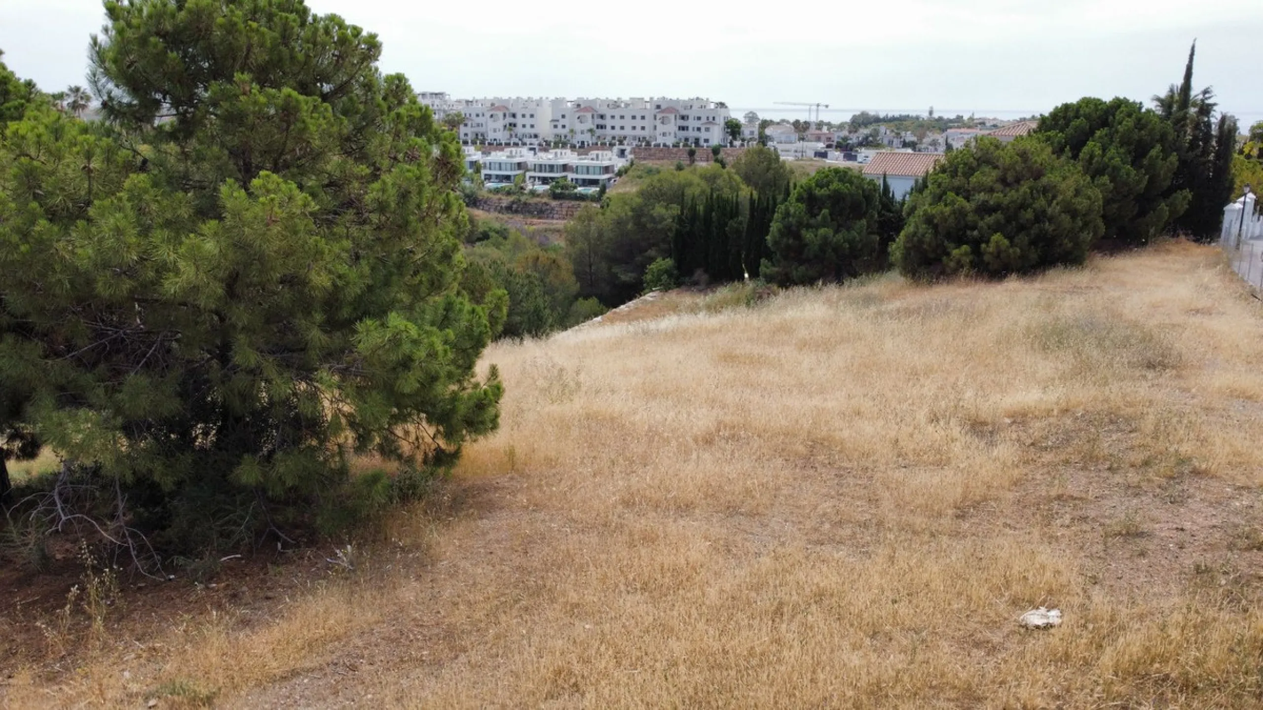 Plot on the front line of La Resina Golf course, within the urbanization. Halfway between Marbella and Estepona, a perfect residential area to escape from the hustle and bustle, but having everything within a 10 minutes drive. Perfect to build a family vi