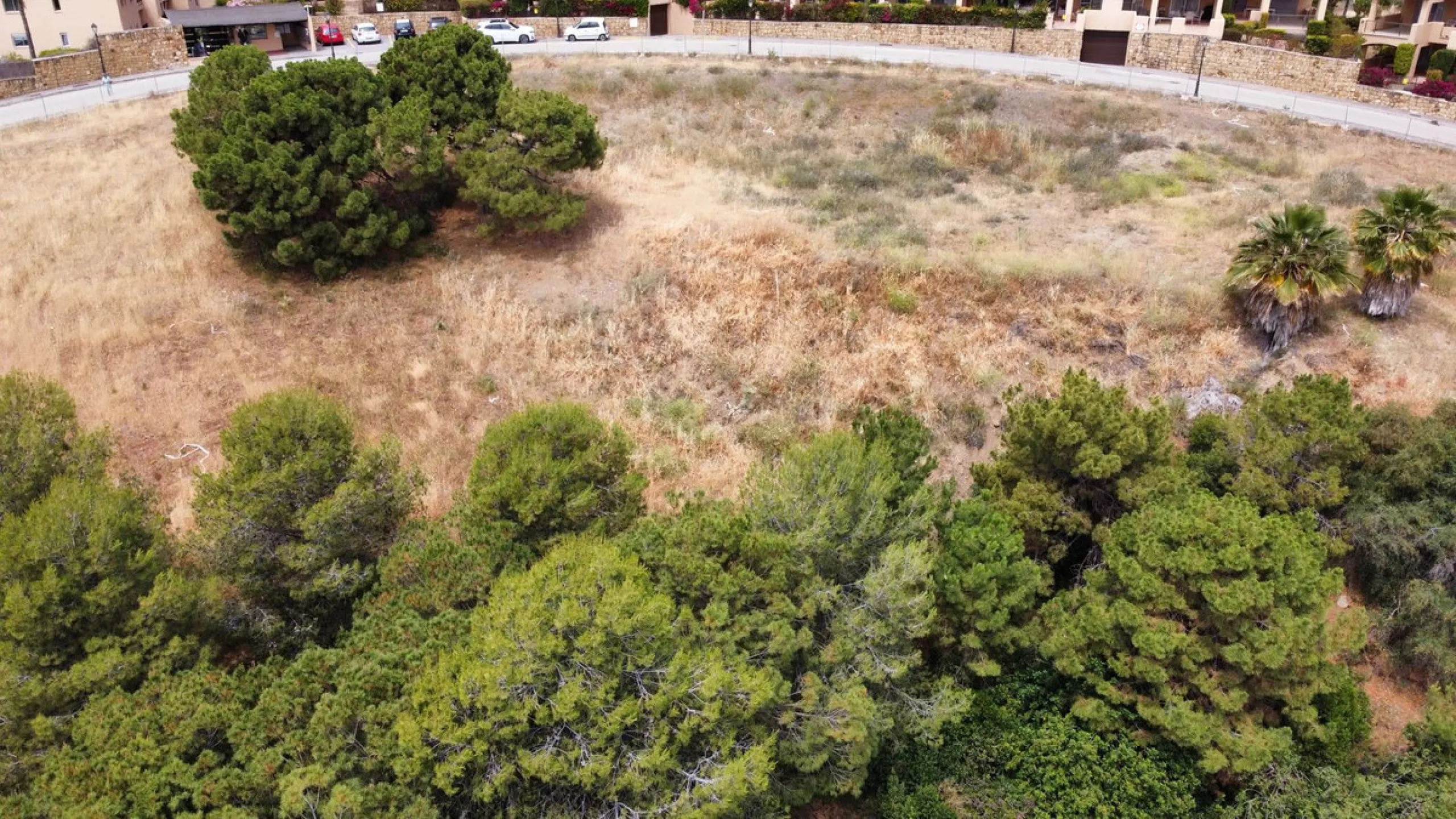 Plot on the front line of La Resina Golf course, within the urbanization. Halfway between Marbella and Estepona, a perfect residential area to escape from the hustle and bustle, but having everything within a 10 minutes drive. Perfect to build a family vi